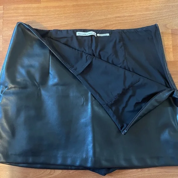 A&F Scarlett Vegan Leather Mini Skort - Picture 4 of 4